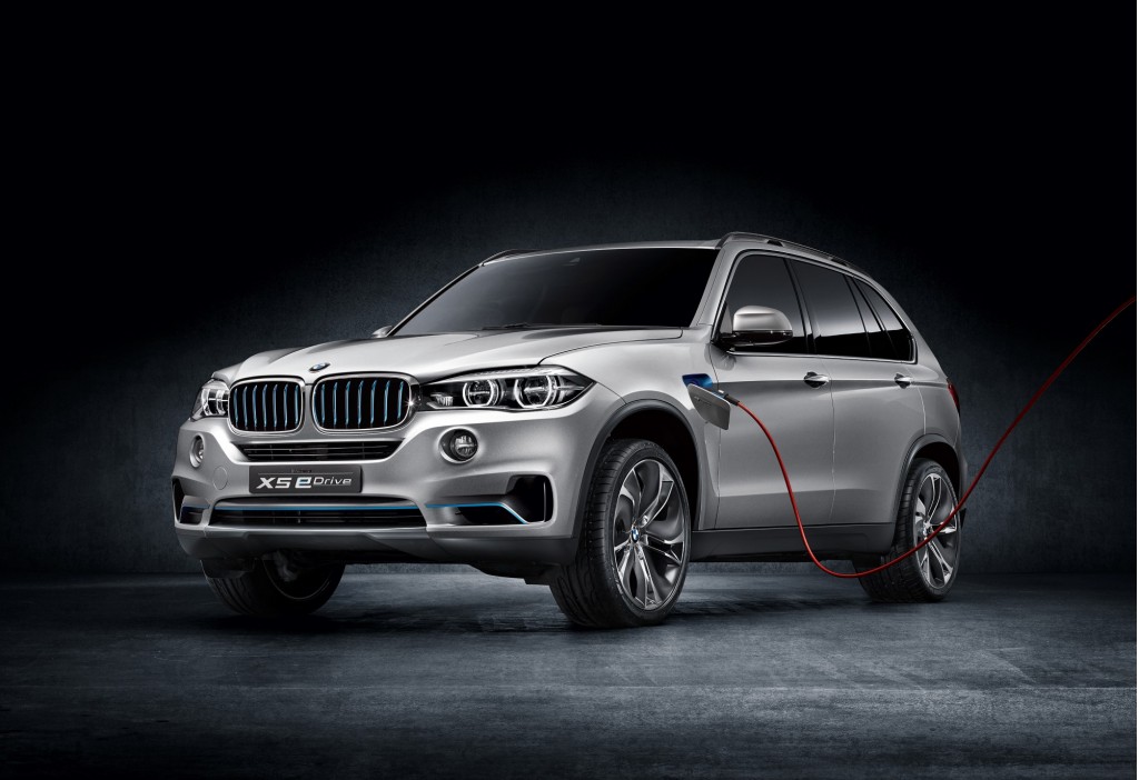 BMW présente un X5 hybride branchable à Francfort
